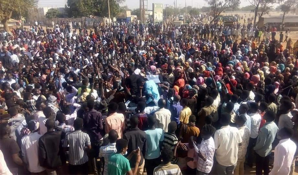 انتفاضة السودان تنتزع المدن من قبضة السلطة