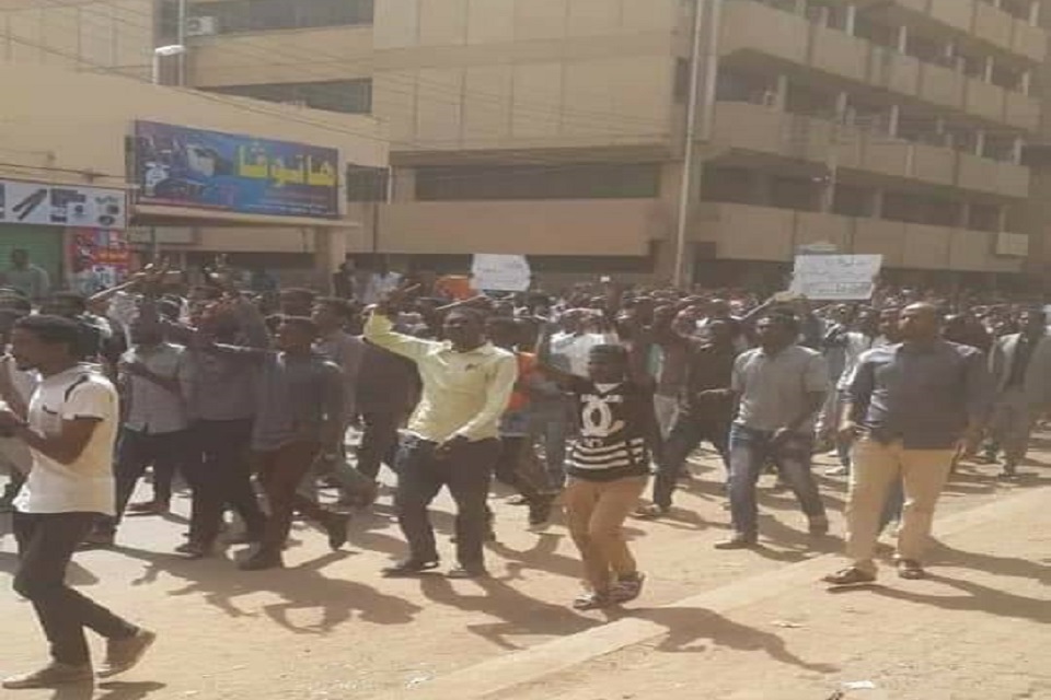 تواصل إنتفاضة السودان والحكومة تنزل كتائبها الخفيه 