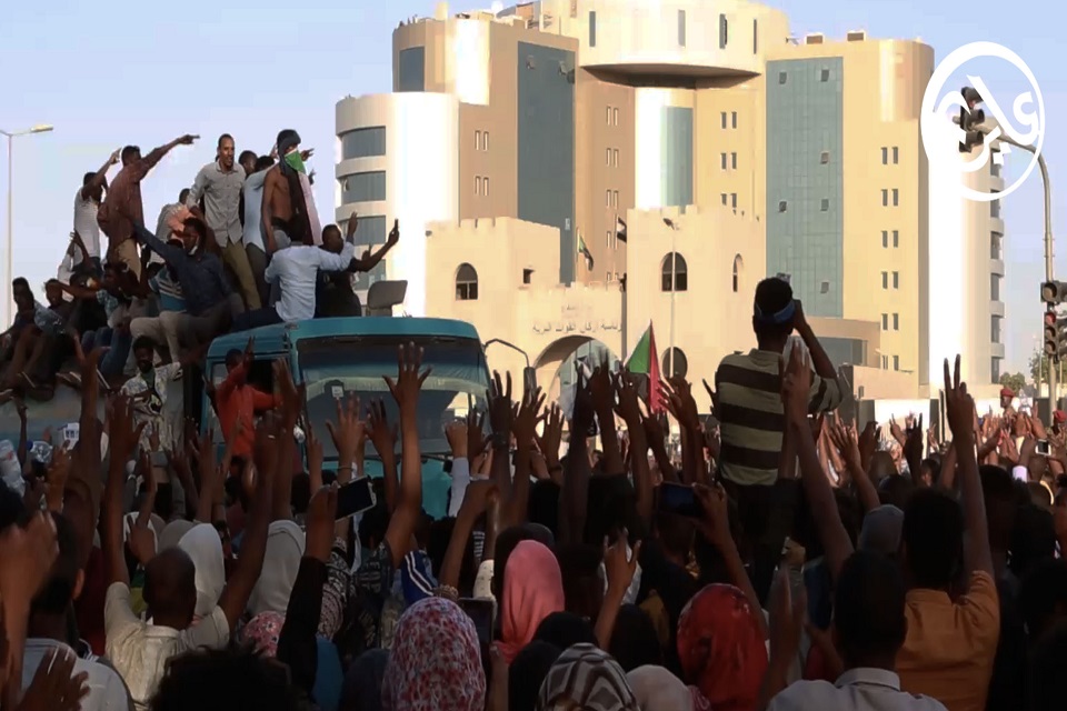 اعتصام السودان  تراجع الفئات المسلحة  و21 قتيل  برصاص المليشيات