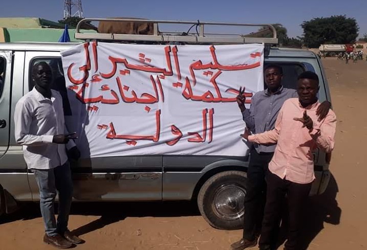 نازحون بدارفور يطالبون حمدوك بتسليم “البشير” للجنائية