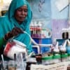 الحكومة السودانية تعد بدعم اقتصادي لبائعات الشاي بعد حظر عملهن