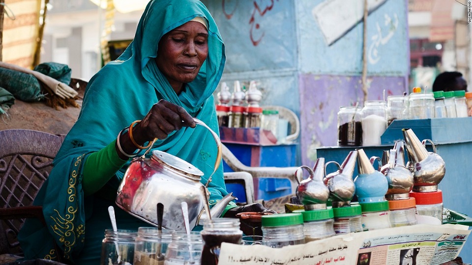 الحكومة السودانية تعد بدعم اقتصادي لبائعات الشاي بعد حظر عملهن
