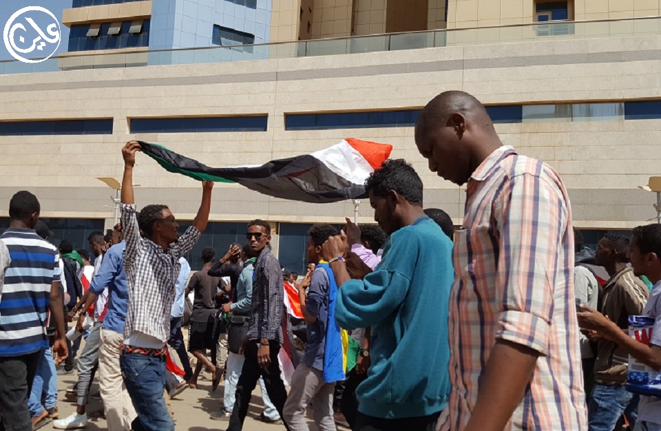 السودان: قمع وحشي لمظاهرات قرب القصر الرئاسي تدعو لهيكلة الجيش