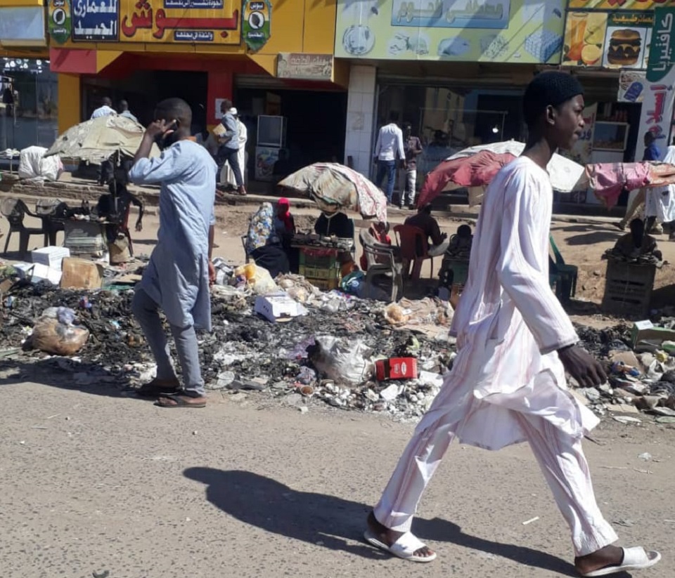 حرق عشوائي للنفايات ينذر بكارثة صحية بمدينة سودانية