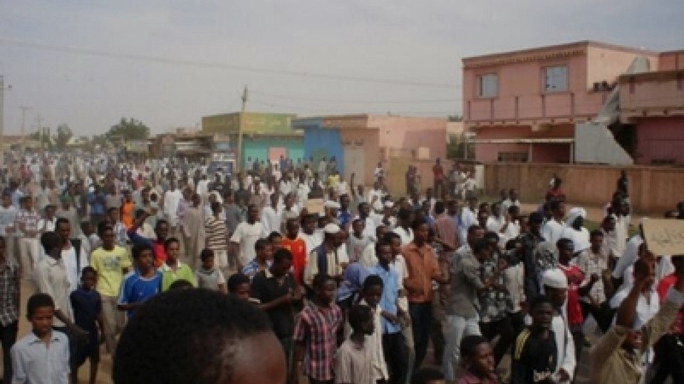 السودان: الشرطة تفرق مظاهرات منددة باستمرار حكام الولايات العسكريين