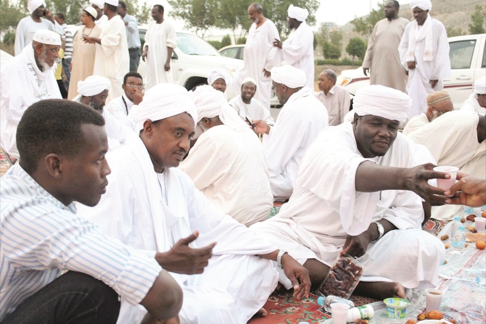 حظر “كورونا” يجبر عائلات سودانية على التخلي عن عادات متأصلة