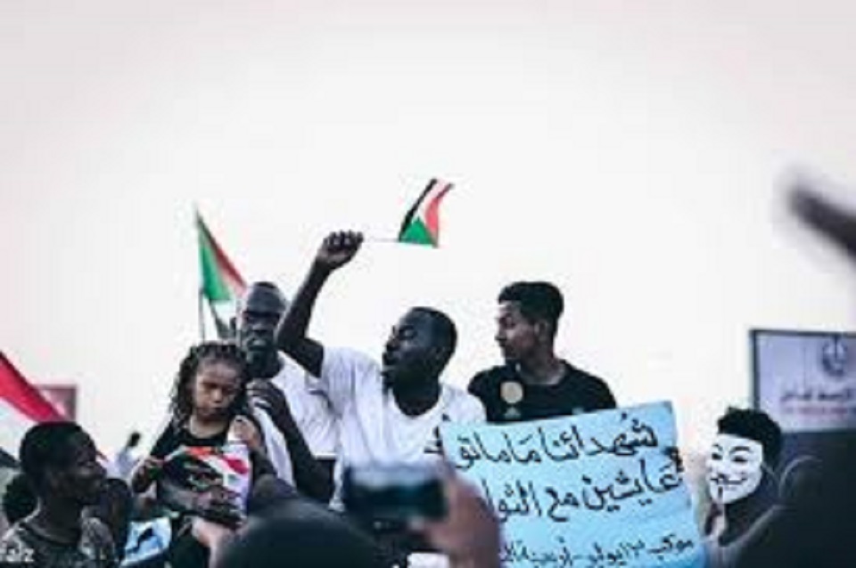 مغني ثورة السودان.. قصة ثائر خلف القضبان   