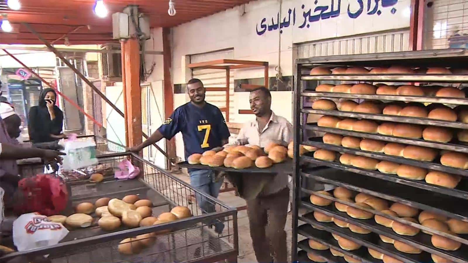 كيف حاصرت الأزمات صناعة خبز السودانيين؟