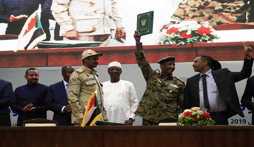 حكم المدنيون والعسكريون في السودان.. الإرتباك يتسيد المشهد  
