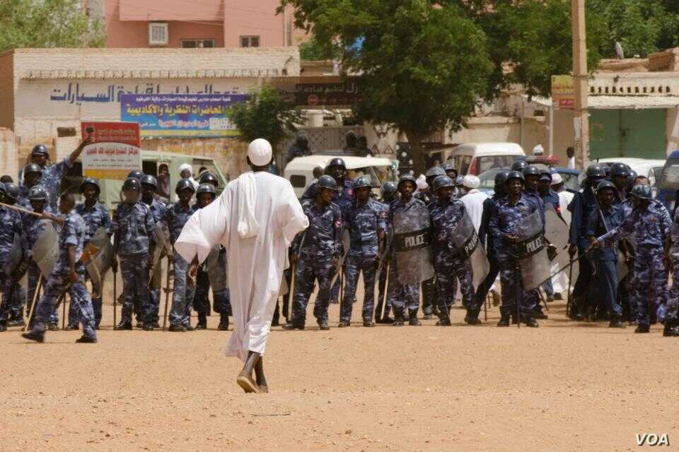 الشرطة السودانية ...إصلاحات تصطدم بـ "بيادق" العسكريين 
