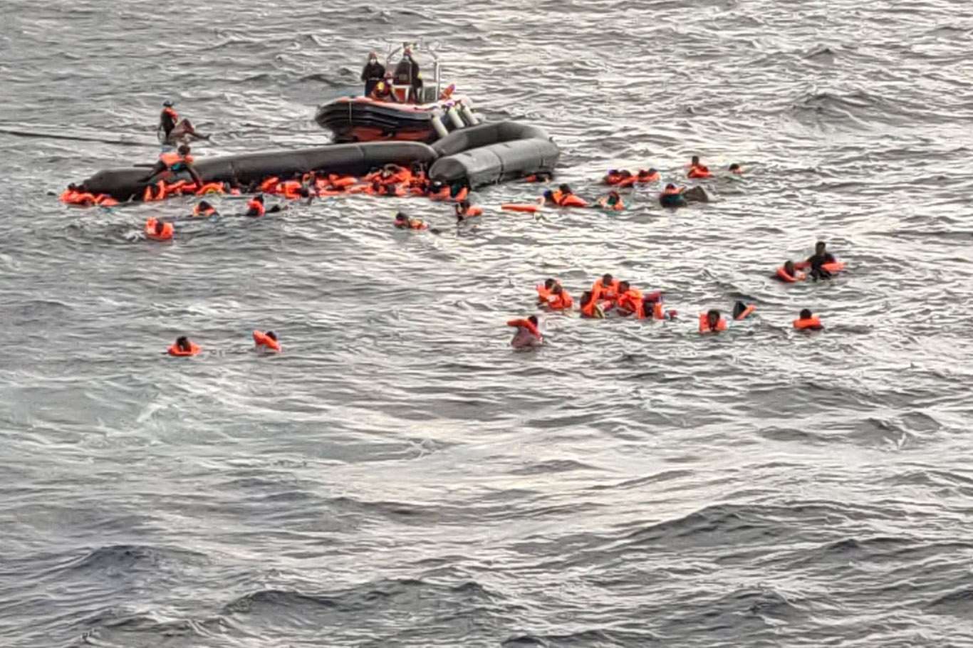 غرق-قارب-يقل-مهاجرين-في-البحر-المتوسط1605180965