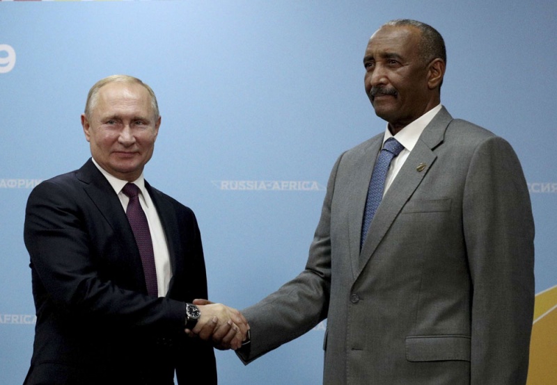 هل يناور العسكريون في السودان بتعليق القاعدة الروسية وعلى ماذا يختلفون؟