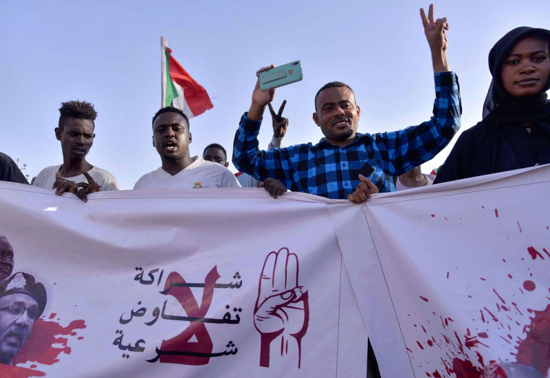 هل أذعن (حمدوك) لإرادة العسكريين في الانفراد بالسلطة في السودان؟
