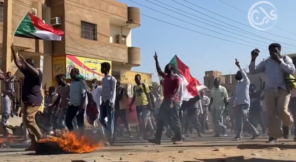 أي مسار يسلكه السودانيين لإسقاط العسكريين؟