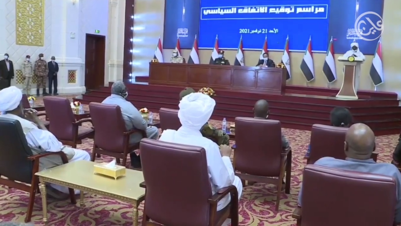 هل أذعن (حمدوك) لإرادة العسكريين في الانفراد بالسلطة في السودان؟