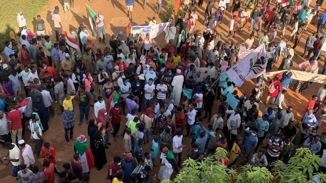 السودانيون يتظاهرون مجدداً رفضاً للإنقلاب وعصابات تهاجم المحتجين 