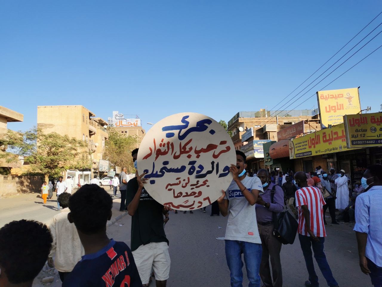 السودانيون يتظاهرون مجدداً رفضاً للإنقلاب وعصابات تهاجم المحتجين 
