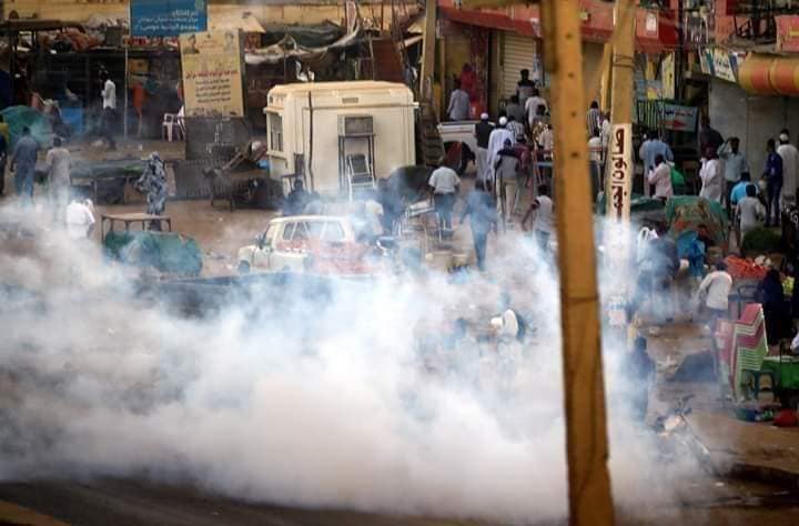 السودانيون يحتلون الشوارع مجدداً ويرددون "الثورة ثورة شعب والعسكر للثكنات"