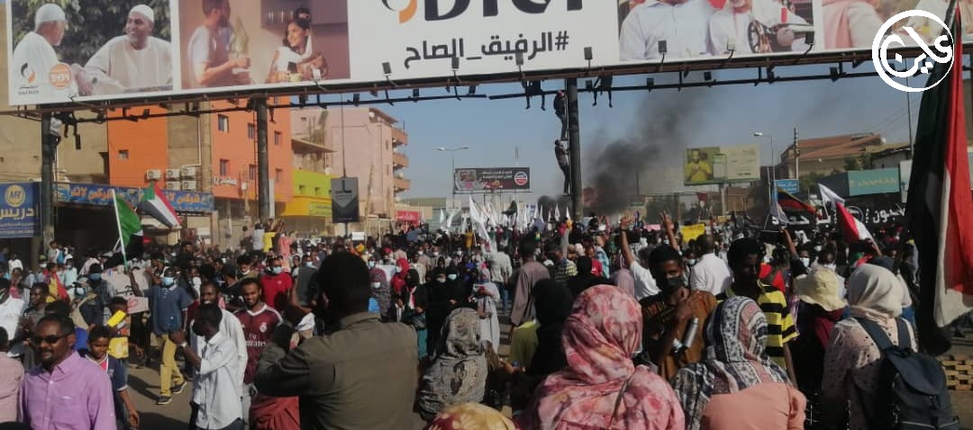 السودانيون يحتلون الشوارع مجدداً ويرددون “الثورة ثورة شعب والعسكر للثكنات”