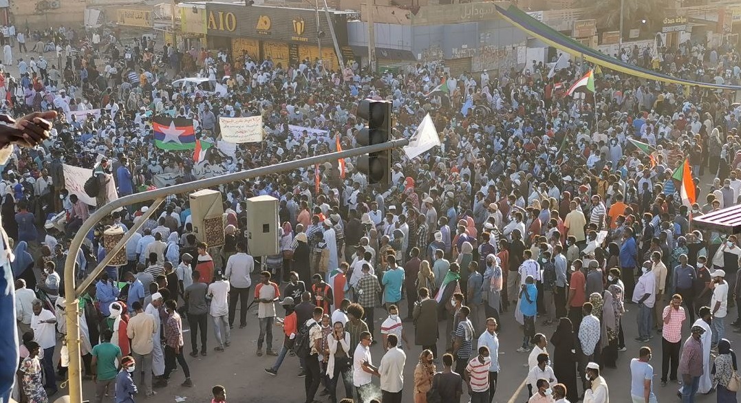 السودانيون يتظاهرون مجدداً رفضاً للإنقلاب وعصابات تهاجم المحتجين