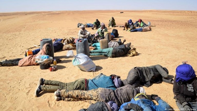 (مسافرون إلى الموت).. كيف تنتهي أحلام المهاجرين السودانيين بصحراء ليبيا