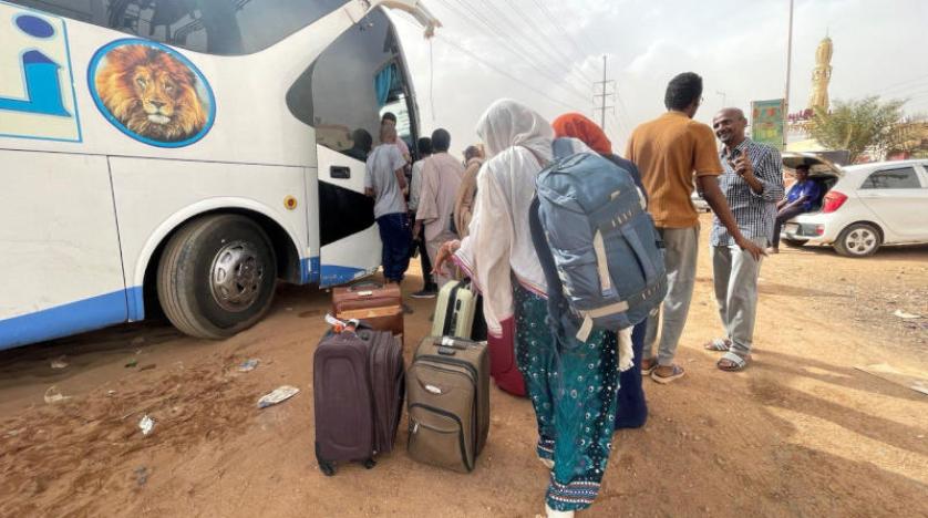 السودان: 50 ألف شخص عبروا الحدود والمعارك تتواصل بالعاصمة