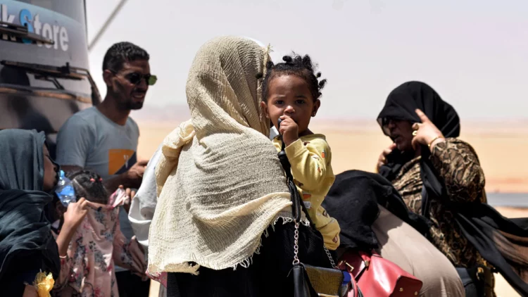 image-of-families-of-sudanese-refugees-with-their-children-arriving-into-egypt