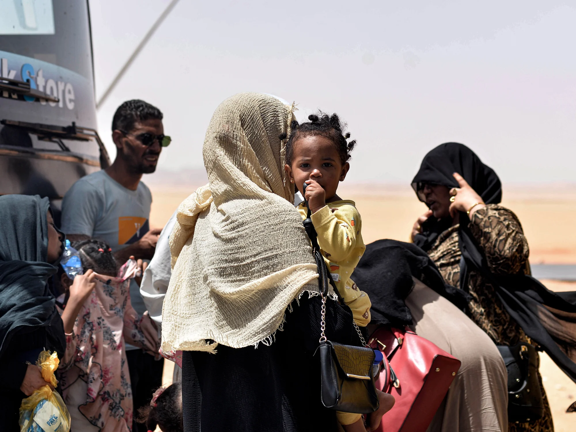 image-of-families-of-sudanese-refugees-with-their-children-arriving-into-egypt