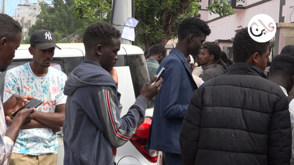 سودانيون امام مركز اتصالات في مدينة بورتسودان